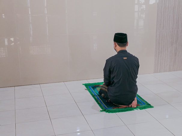 Patient undergoing ruqyah syar'iyah session in a calm, spiritual environment.