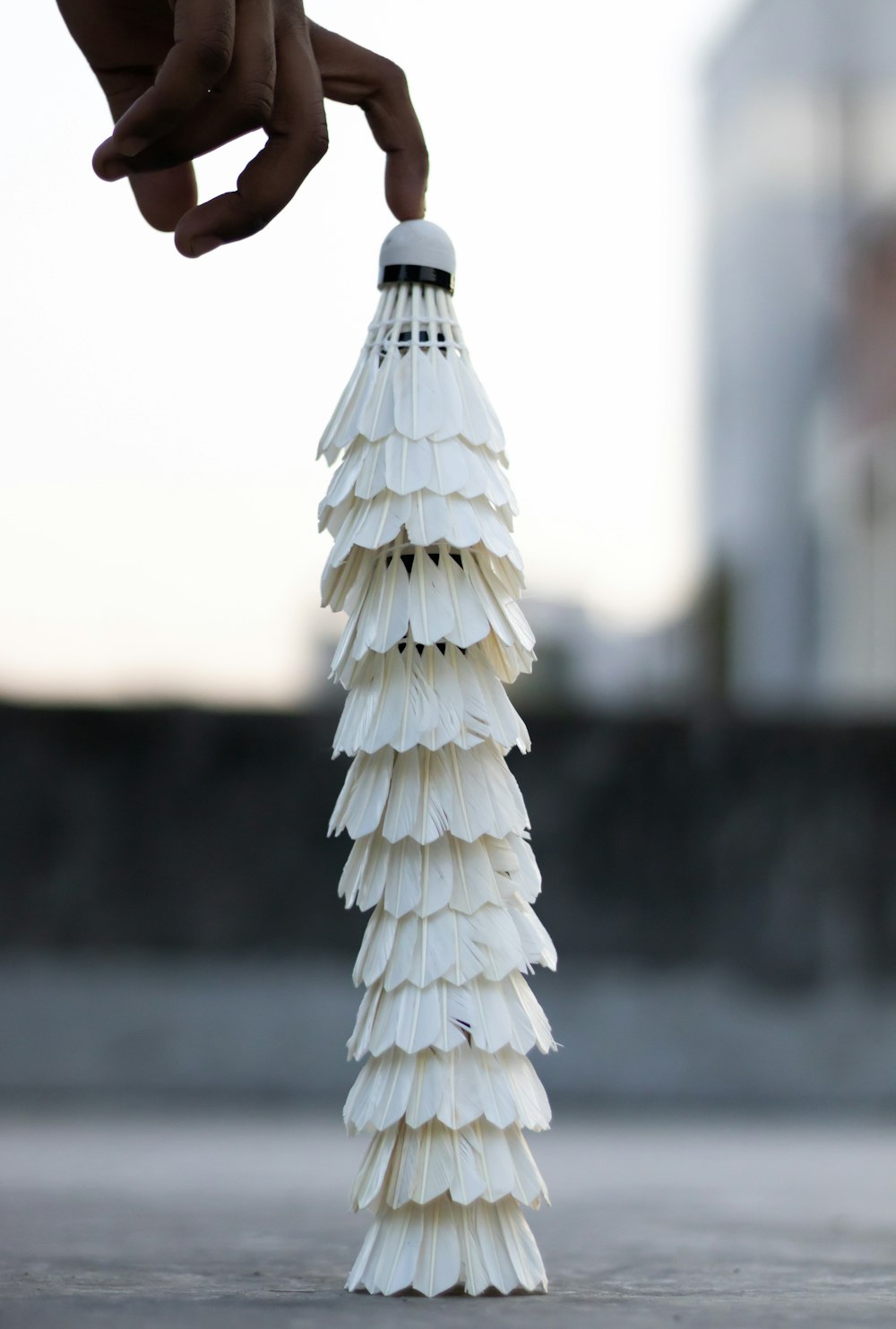 Decoración en forma de cono de madera blanca