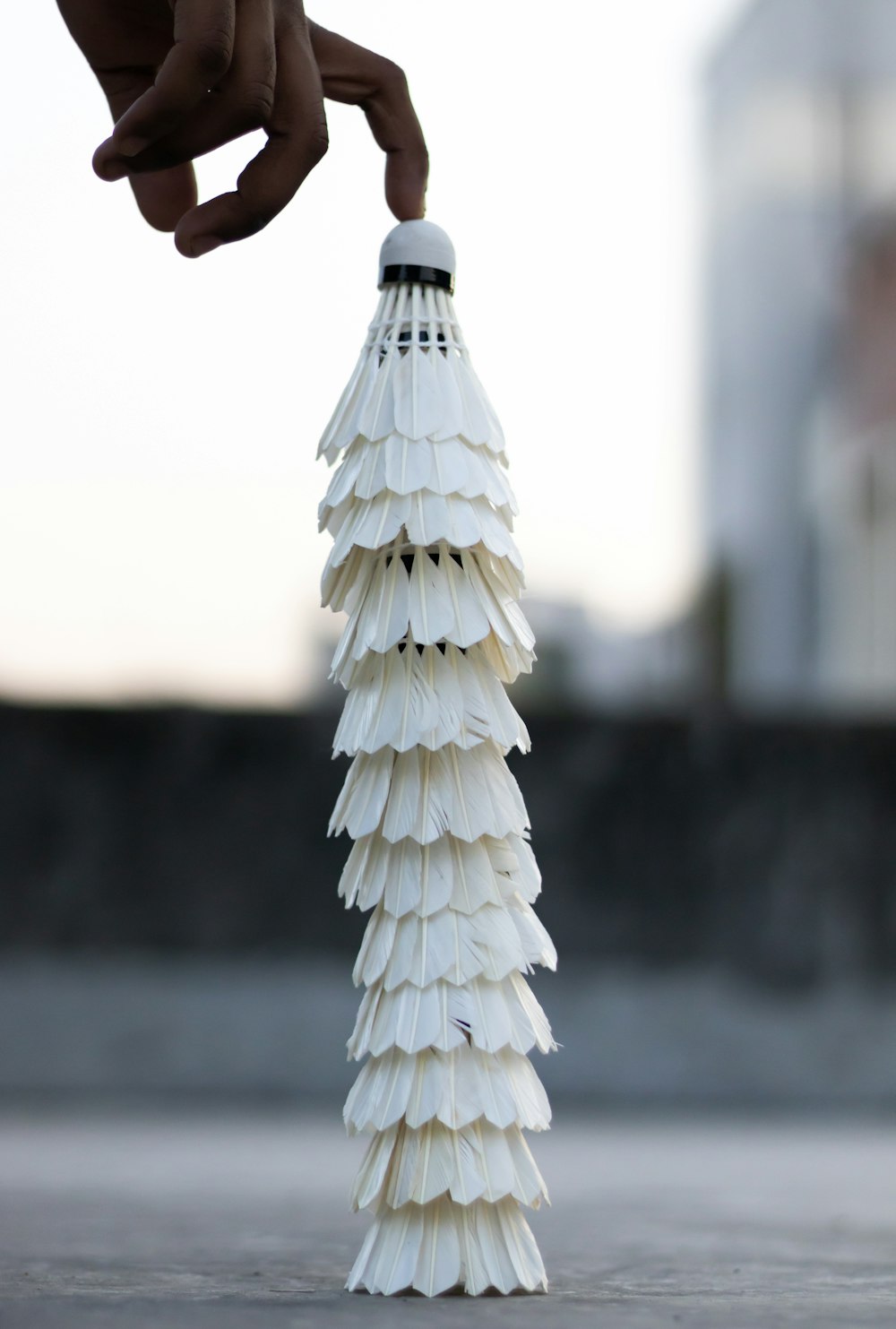 décor en forme de cône en bois blanc