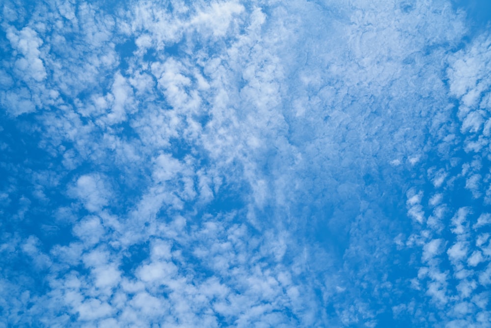 nuages blancs et ciel bleu