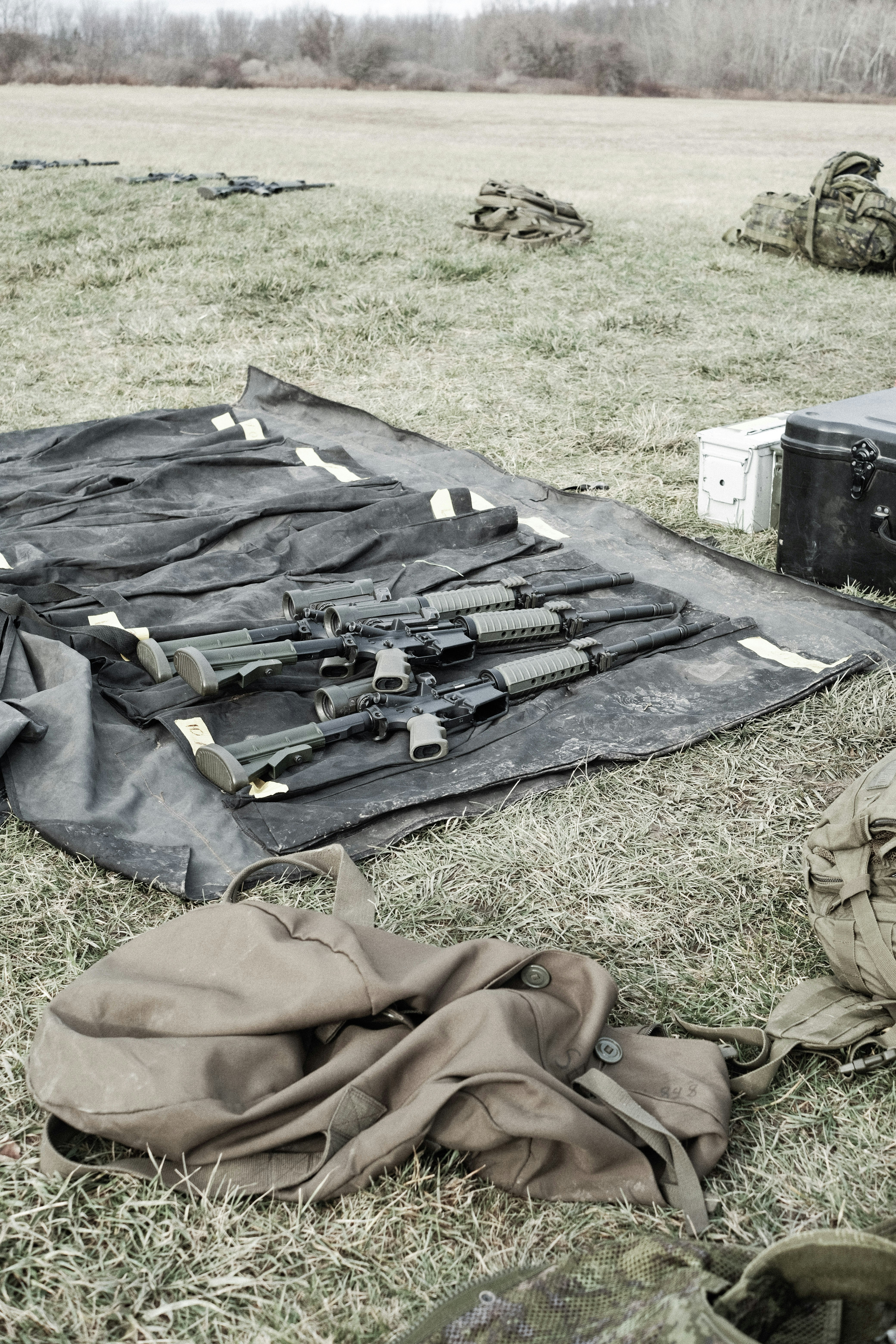 Schwarzes Gewehr auf schwarzem Textil