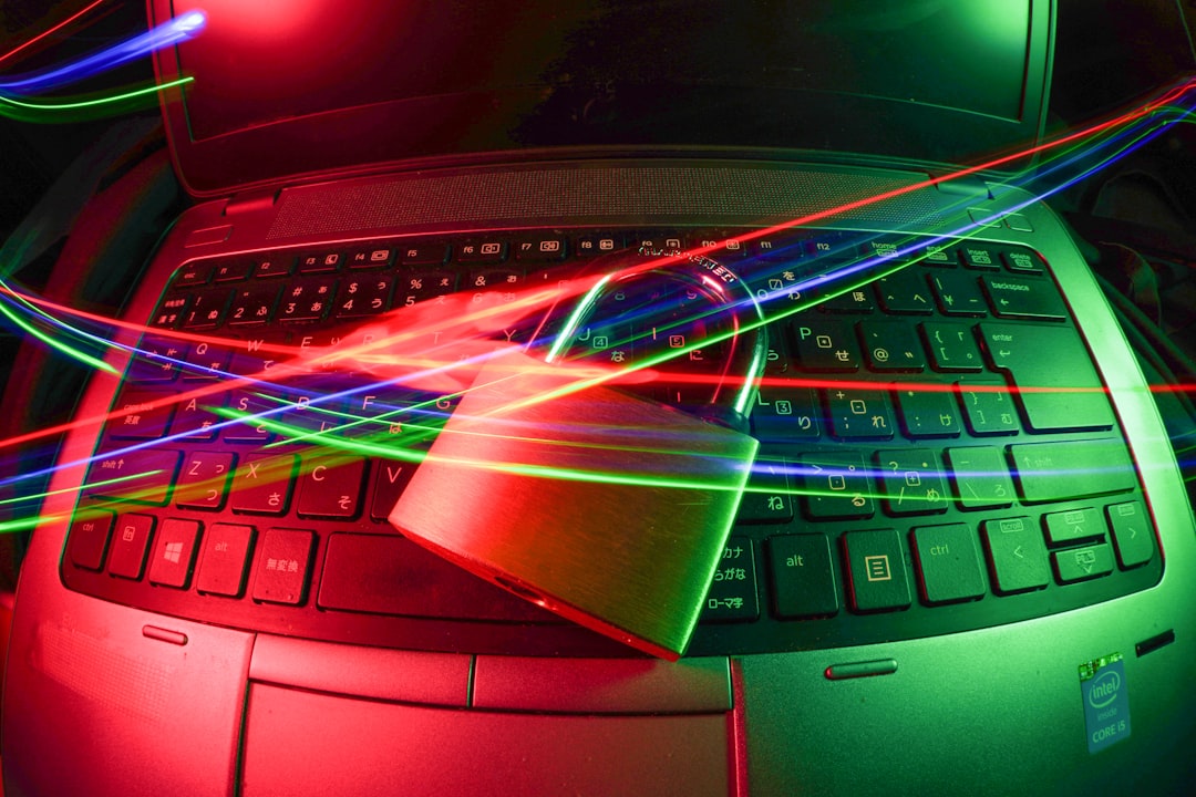 Comment se former efficacement à la cybersécurité tout en travaillant à temps plein ? black laptop computer turned on with lights