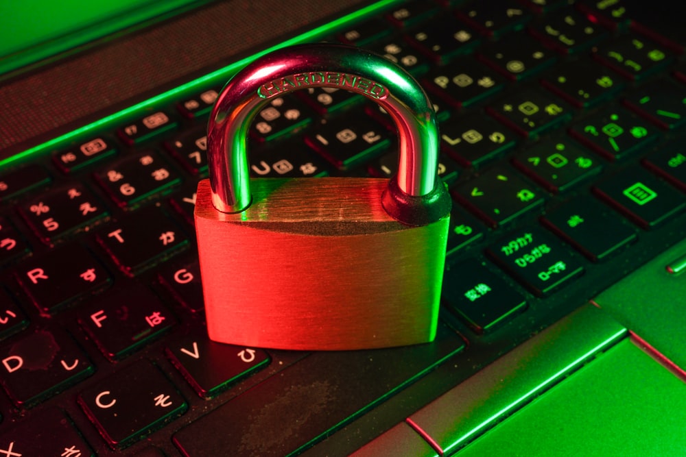 cadenas rouge sur clavier d’ordinateur noir