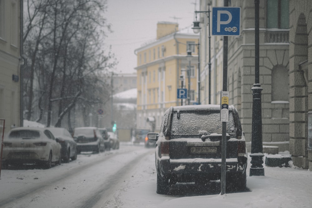 日中の道路上の黒いSUV