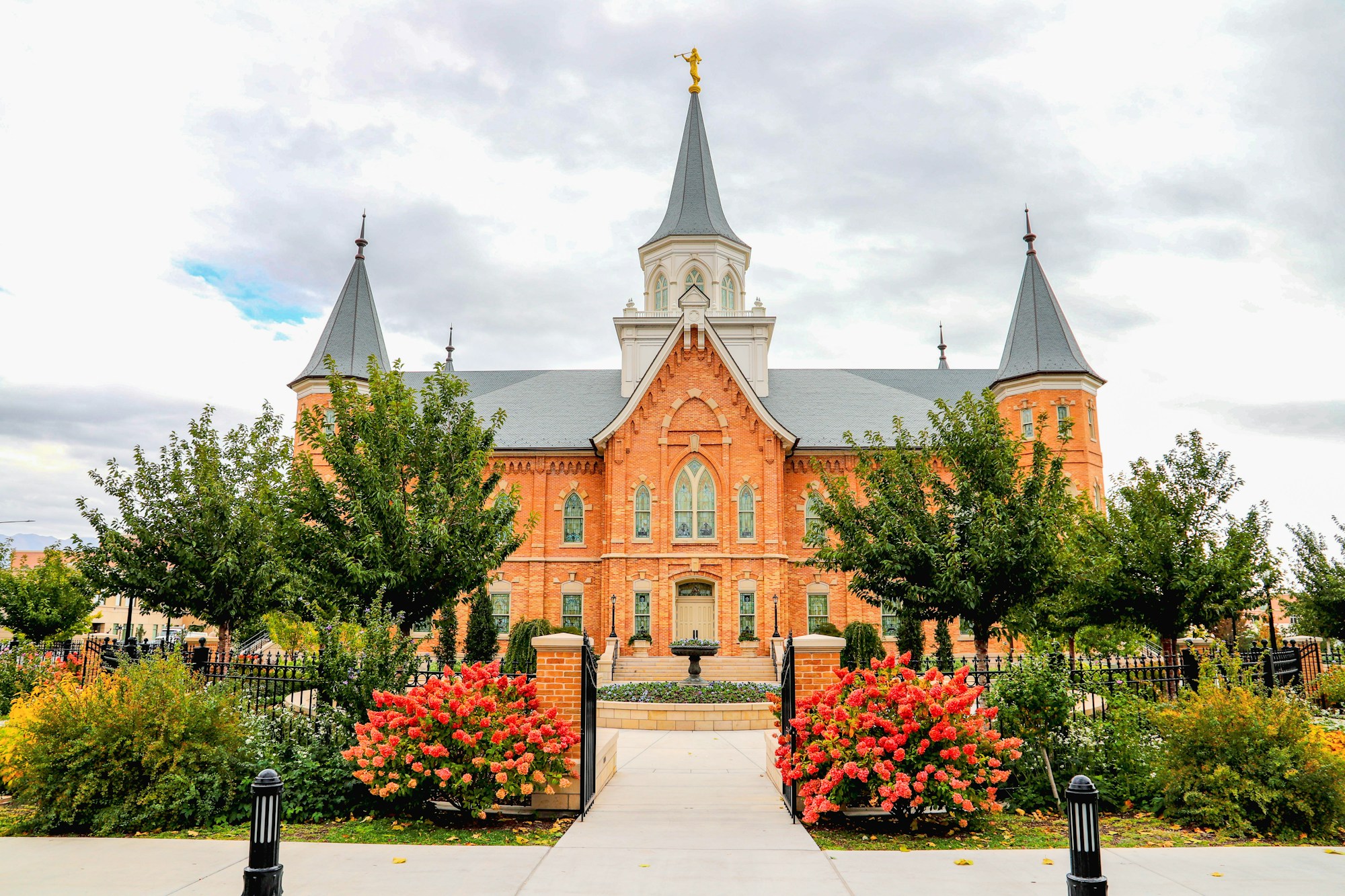 Moroni: Exploring Local Culture & Traditions