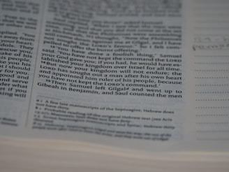 Close-up of detailed study notes and highlights in the apostila