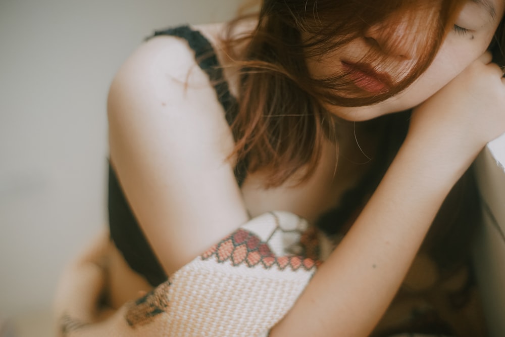 femme en débardeur en tricot blanc