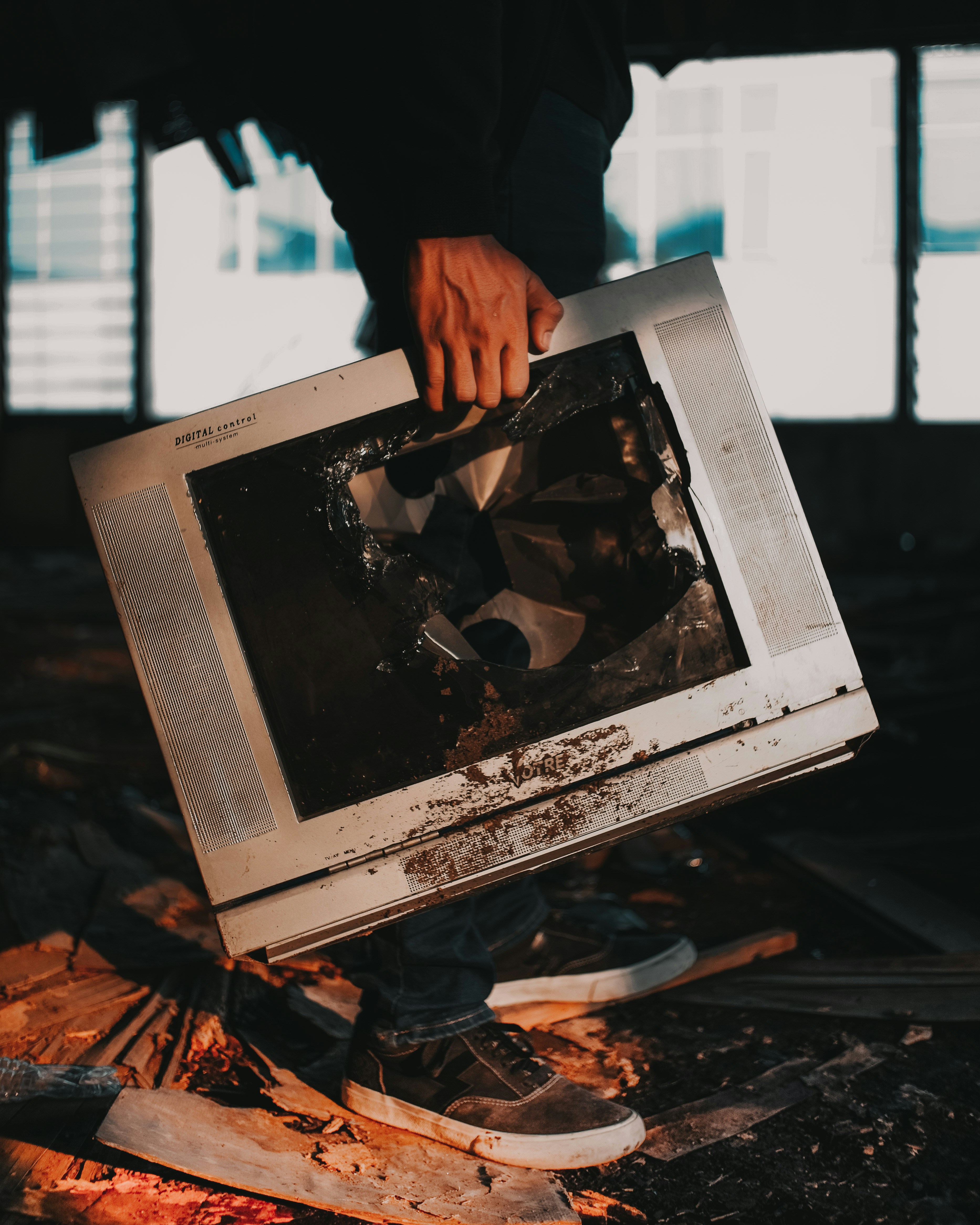 Persona che tiene il computer bianco della compressa