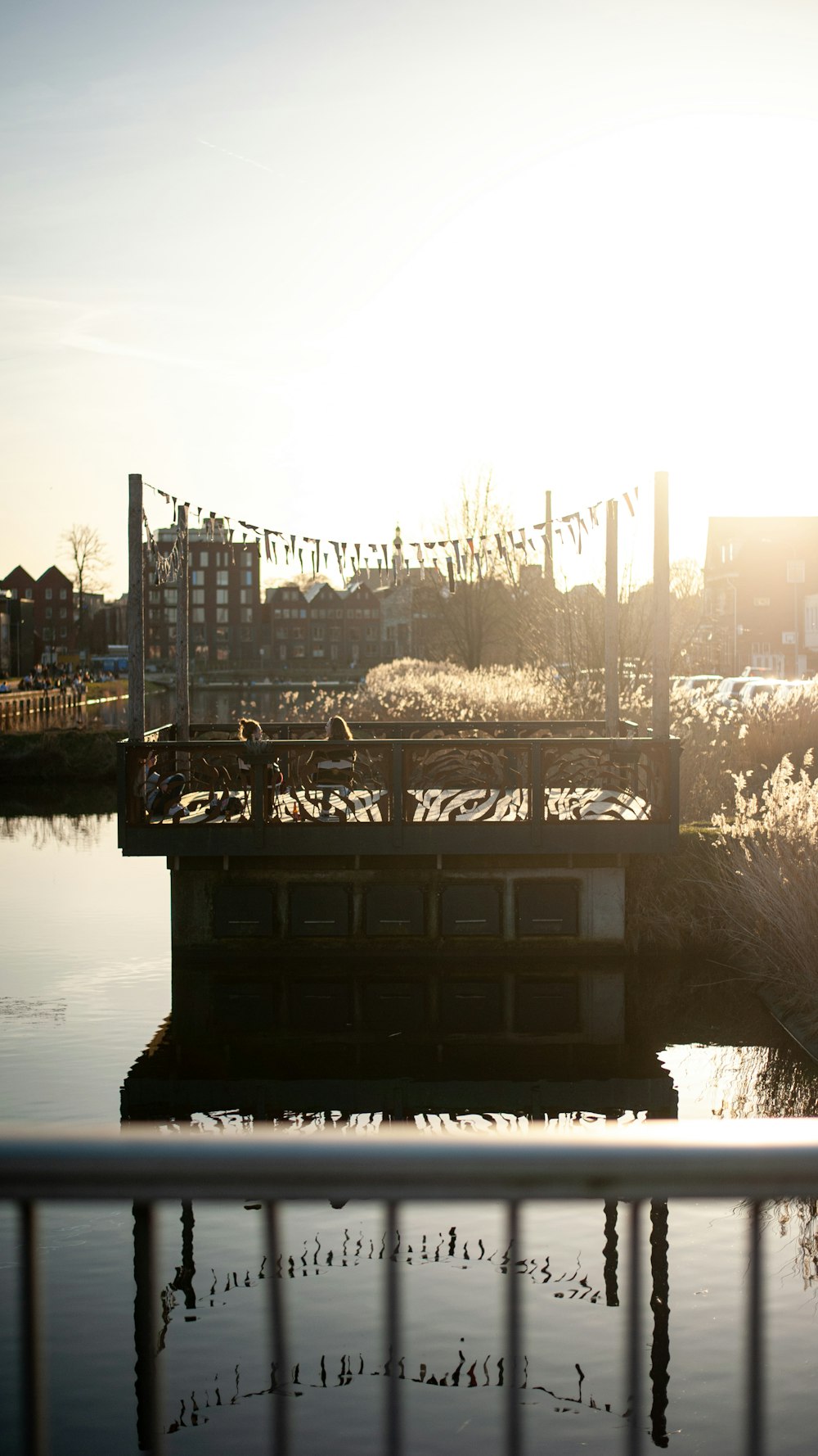 川に架かる橋のグレースケール写真
