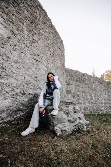 Femmes en streetwear avec jean déchiré, ambiance urbaine