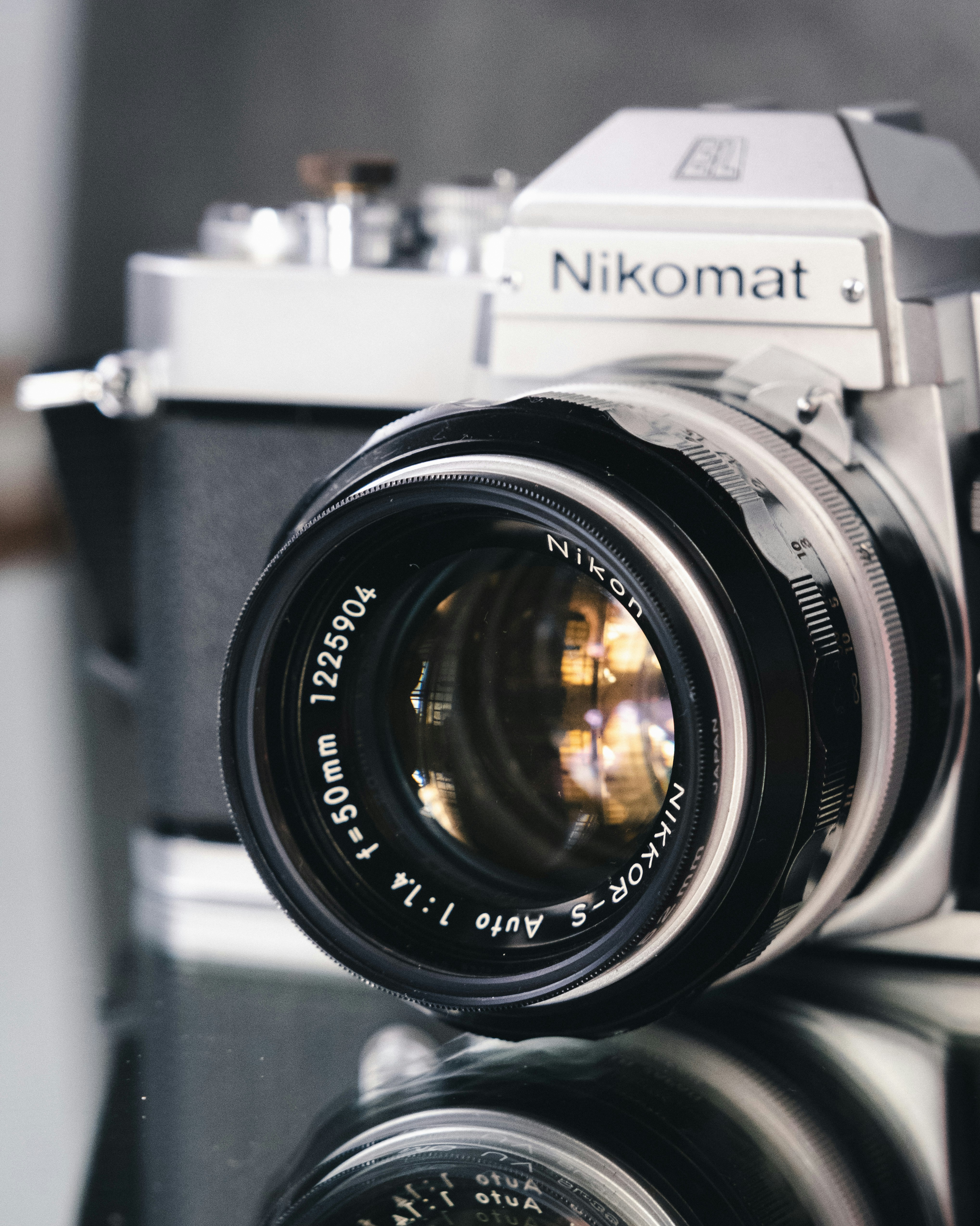 Schwarz und Silber Nikon DSLR-Kamera