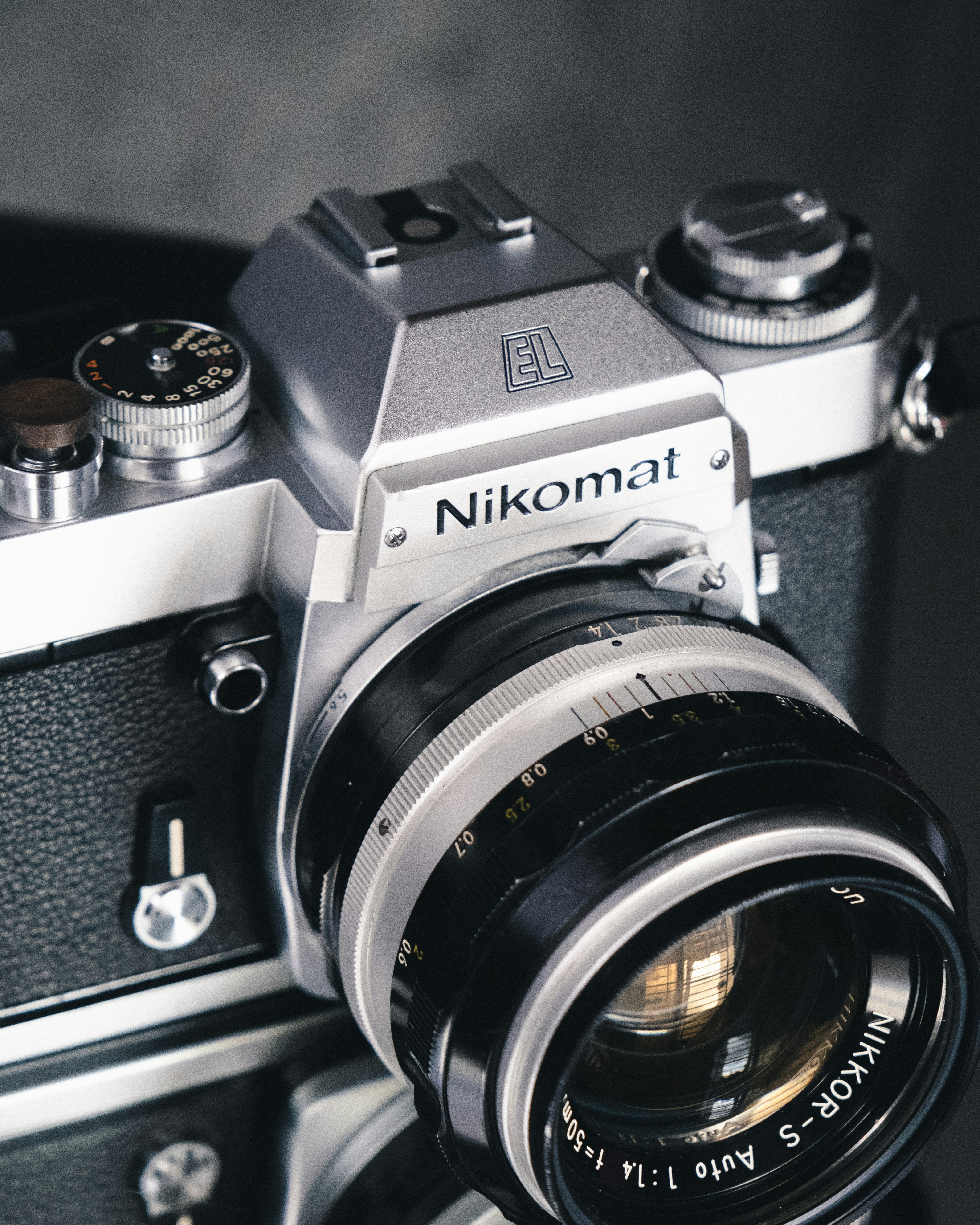 Schwarz und Silber Nikon DSLR-Kamera