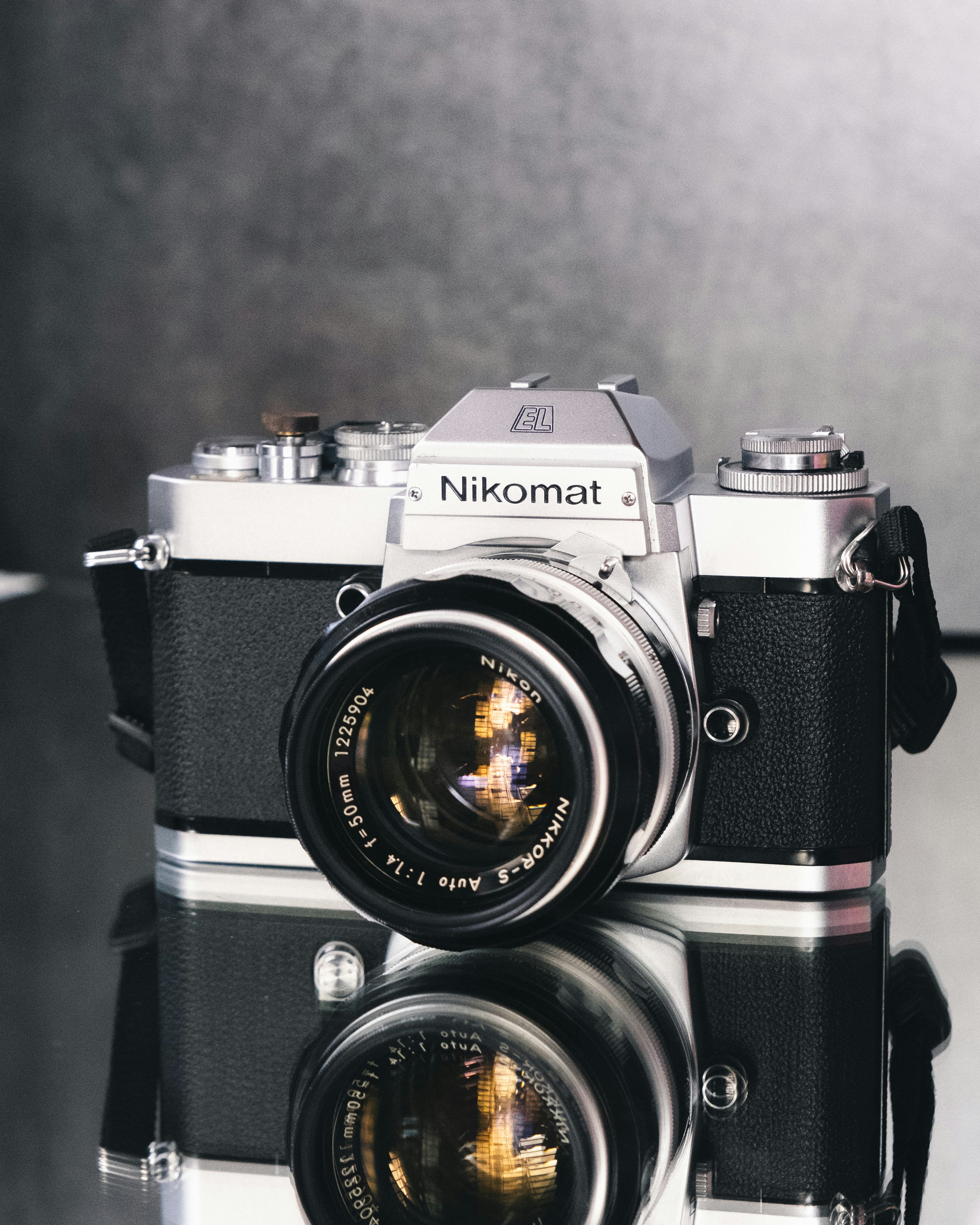 Schwarz und Silber Nikon DSLR-Kamera