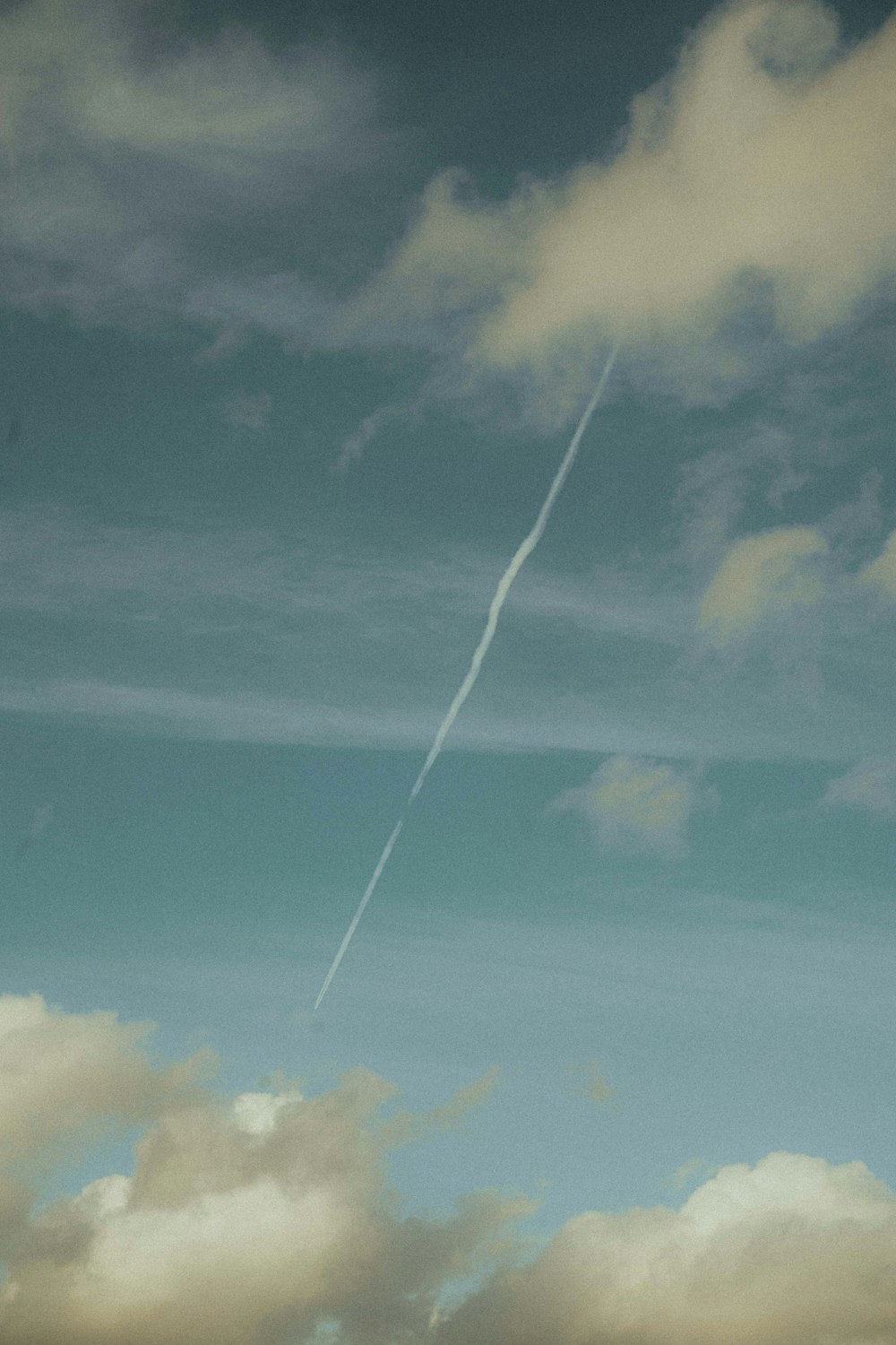 Weiße Wolken und blauer Himmel tagsüber