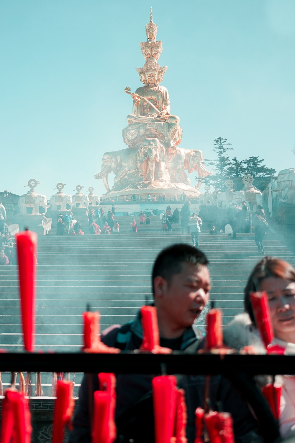 昼間、噴水のそばに立つ人々