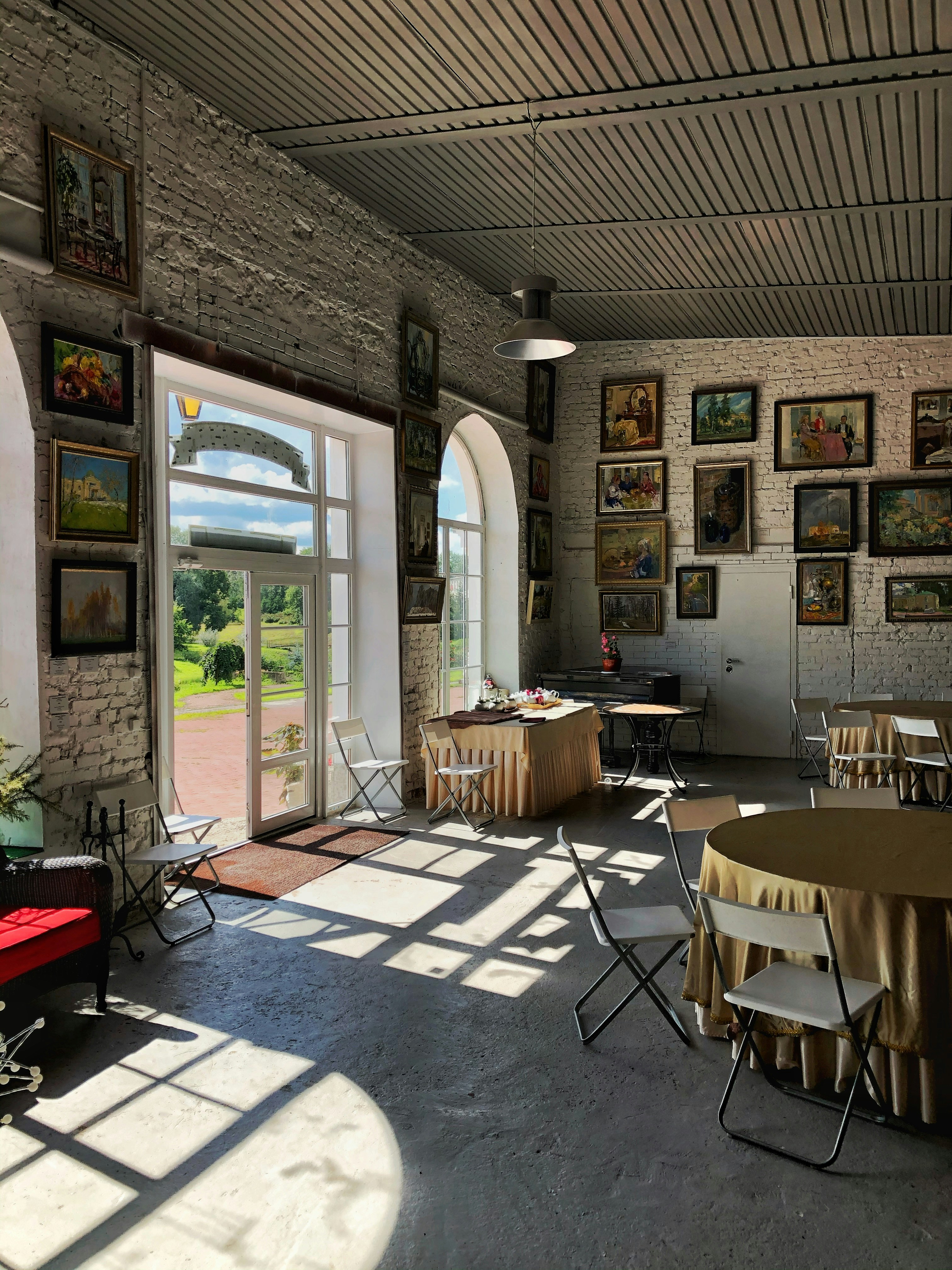 Sillas y mesas de madera marrón en la habitación