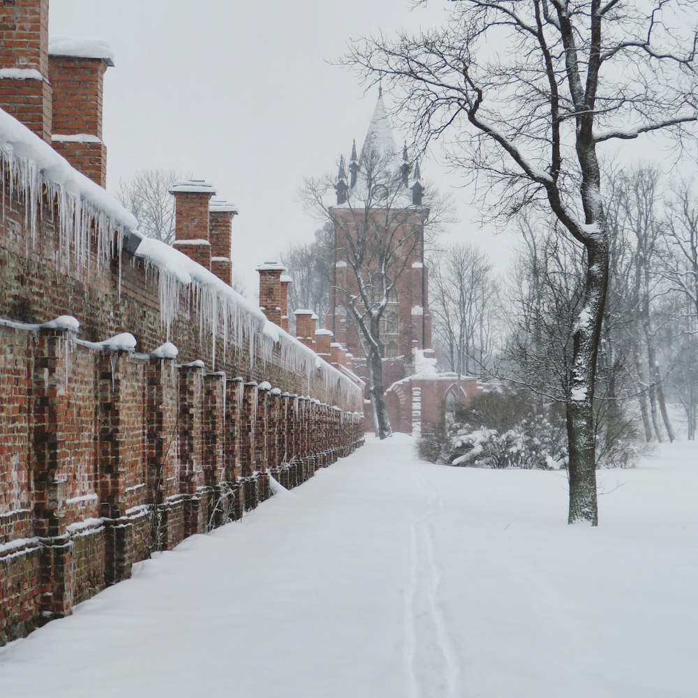 brauner Holzzaun mit Schnee bedeckt