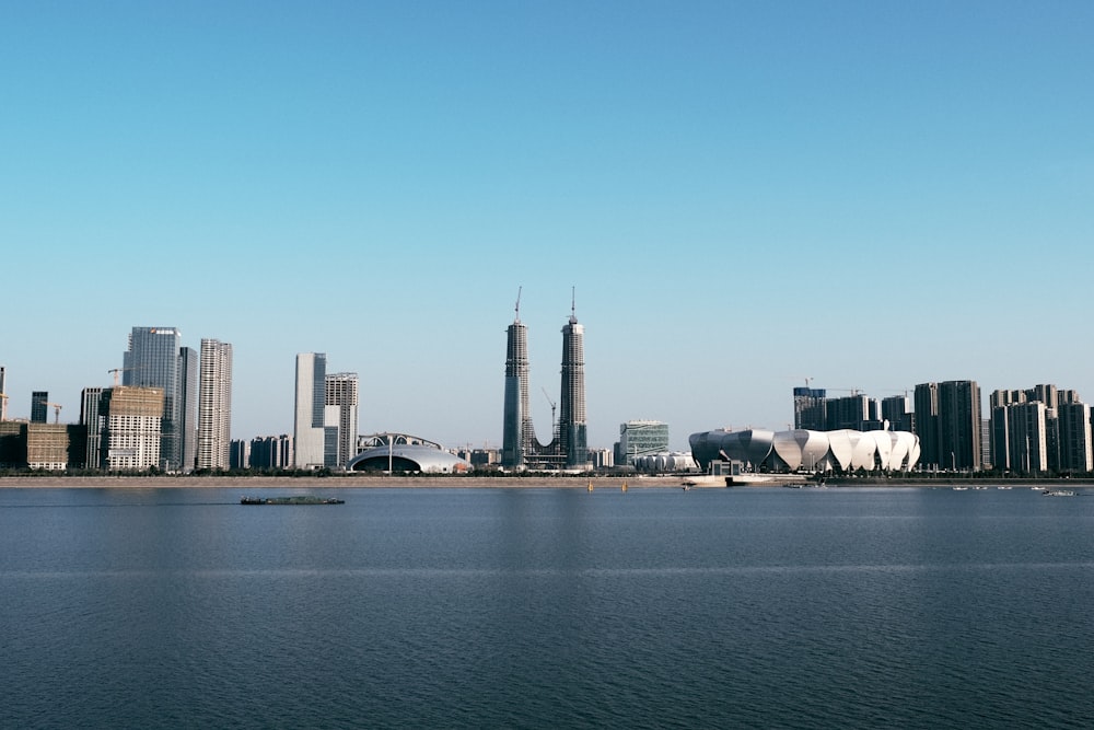 Skyline der Stadt tagsüber unter blauem Himmel