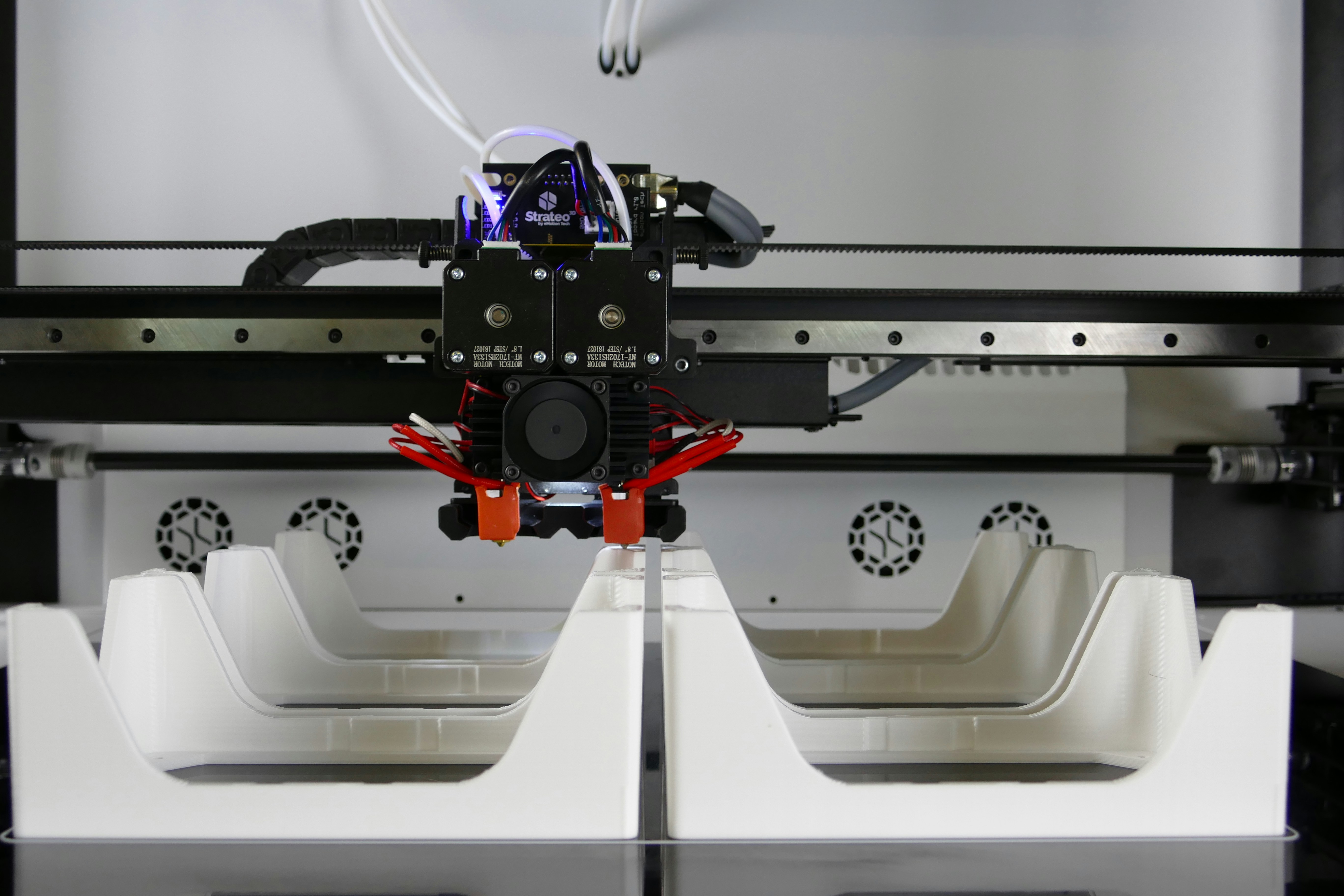 3D printer to create a three-dimensional object using additive manufacturing technology