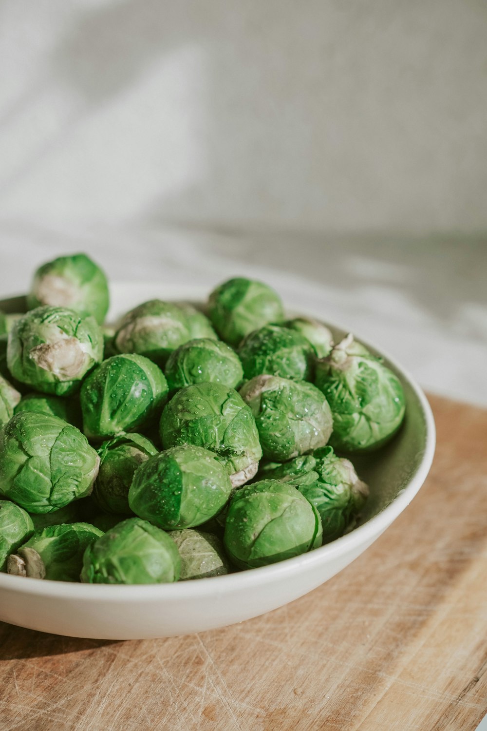 vegetal verde na tigela de cerâmica branca