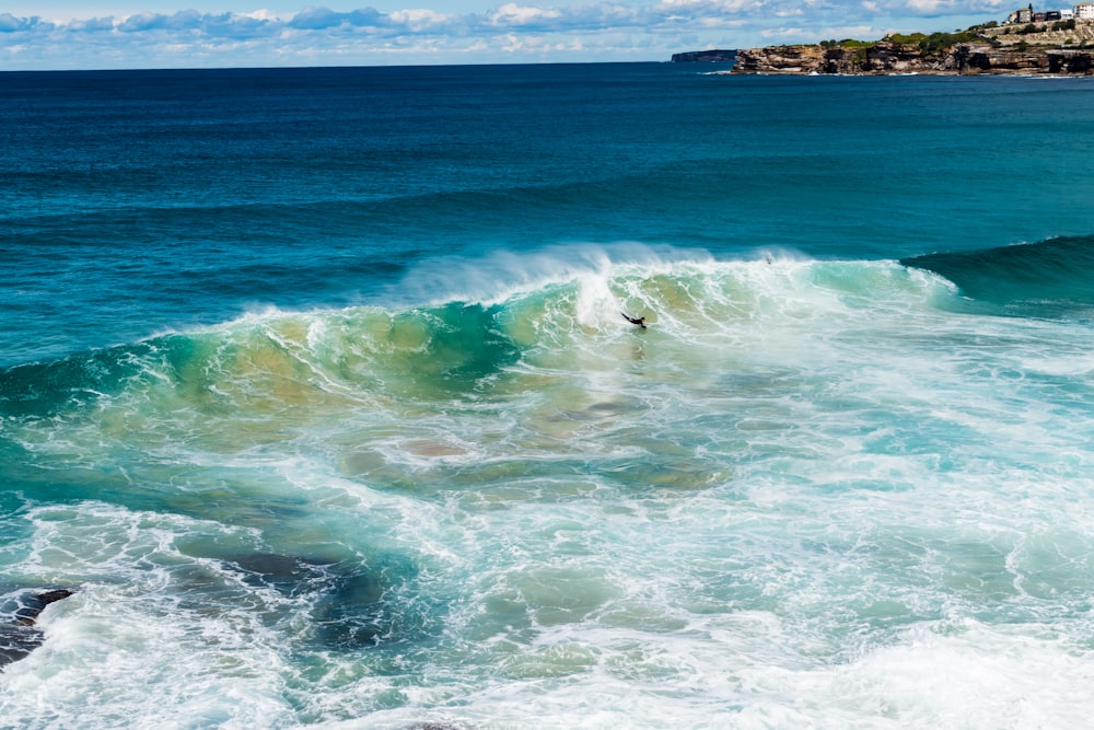 ocean waves crashing on shore during daytime