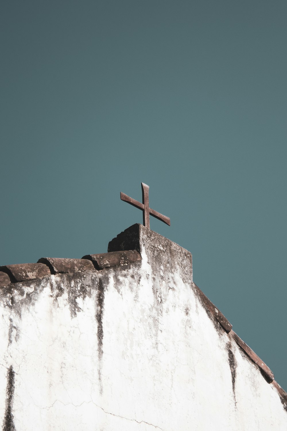 白い壁に茶色の十字架