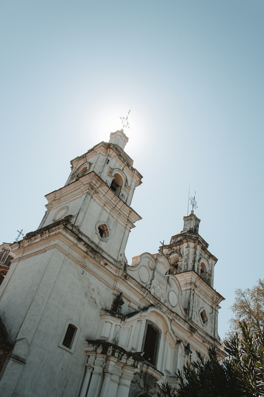 igreja de concreto branco sob o céu branco durante o dia