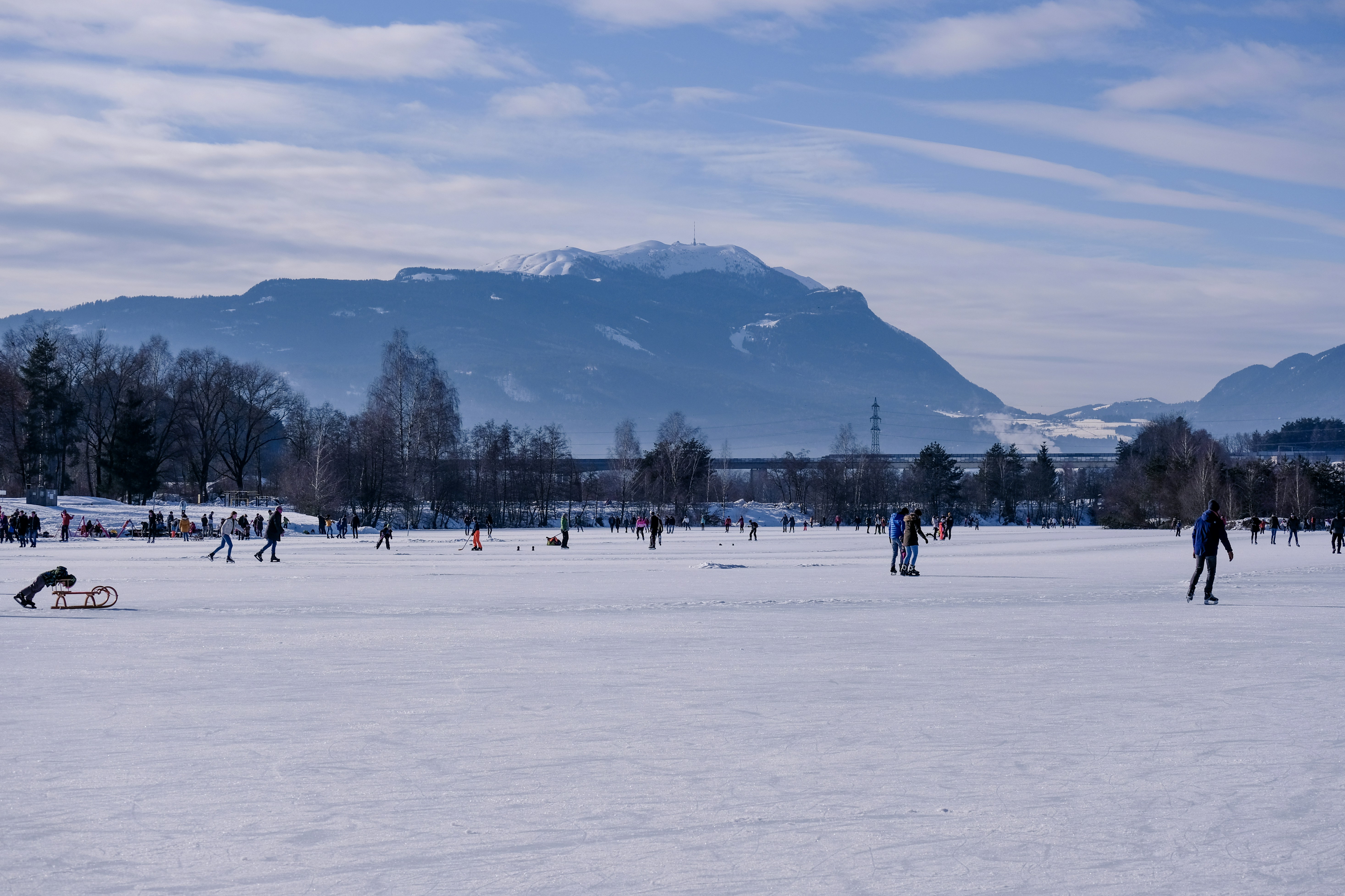 Personas en el campo cubierto de nieve durante el día
