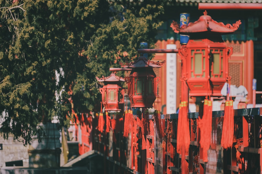 lanternas chinesas vermelhas na cerca preta do metal