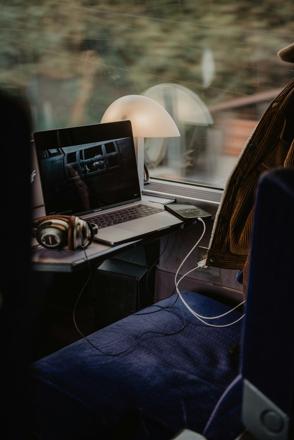 schwarz-silberner Laptop-Computer auf weißem Tisch