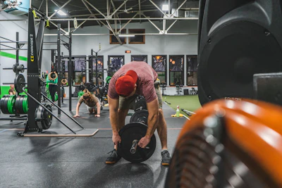Socio del gimnasio mostrando su progreso físico
