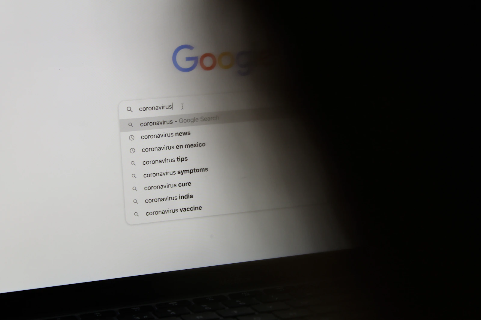 Pessoa pesquisando no Google em um laptop