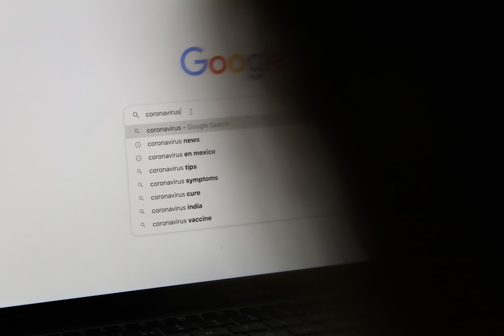 黒のノートパソコンで Google 検索の表示がオンになっている