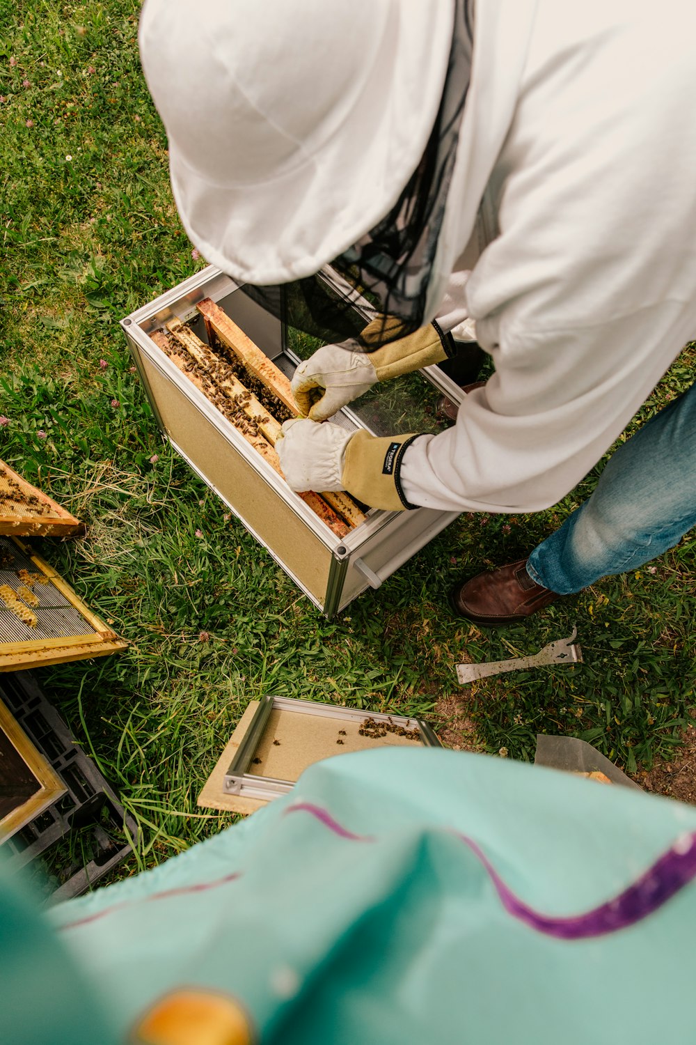 persona in pantaloni bianchi e scarpe marroni in piedi su scatola di legno marrone