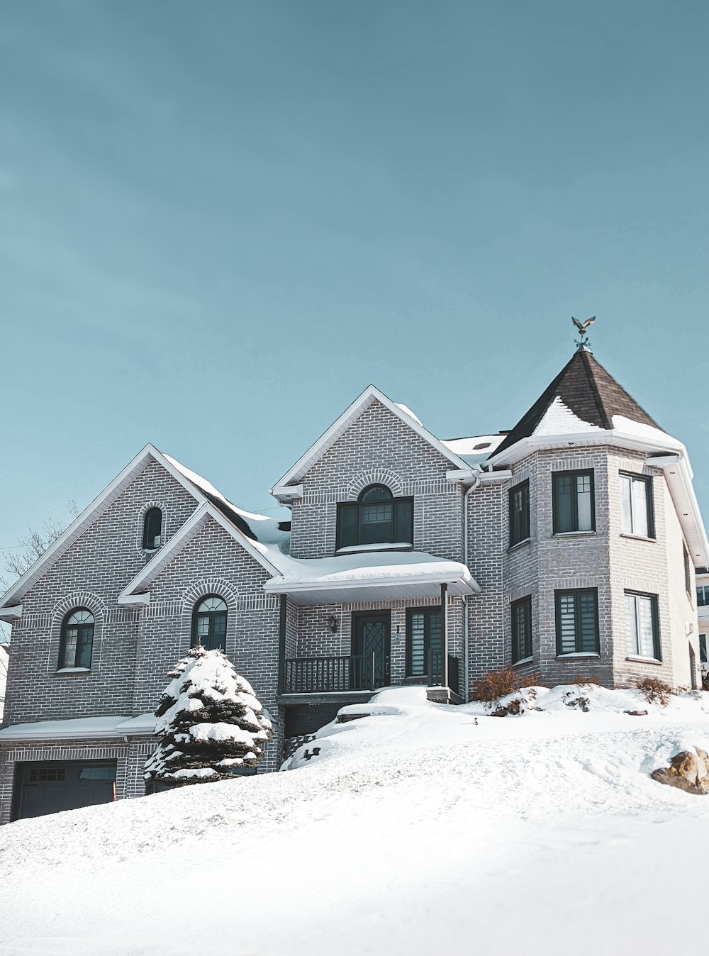 Casa de hormigón marrón y blanco bajo el cielo azul durante el día