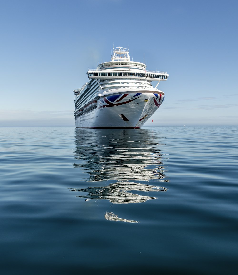 Barca bianca e blu sul mare sotto il cielo blu durante il giorno