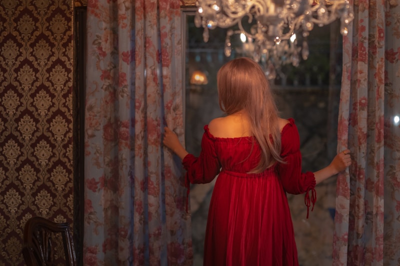 Femme glamour en robe rouge
