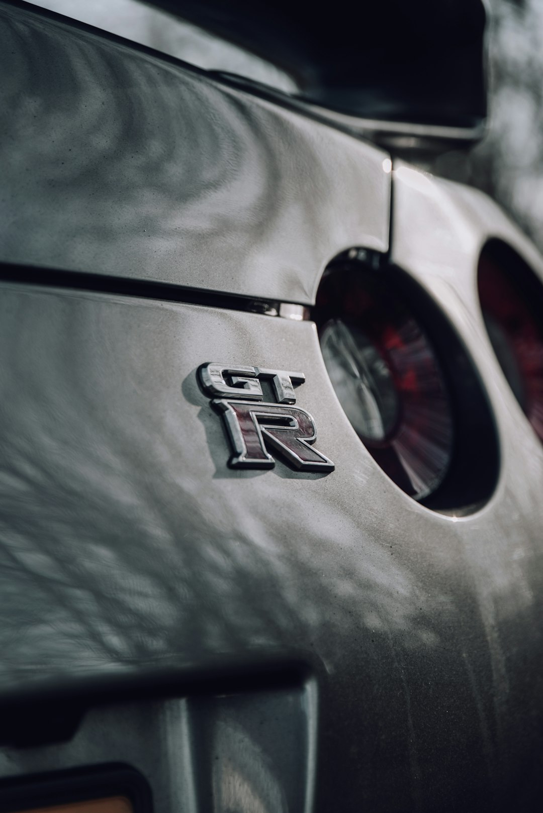 silver mercedes benz emblem on car