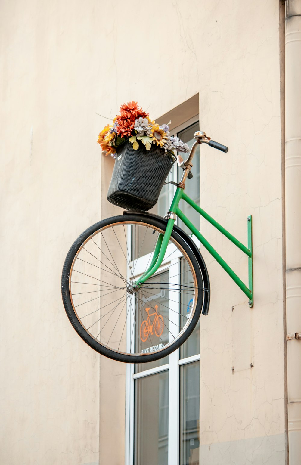 vélo de ville vert avec des fleurs