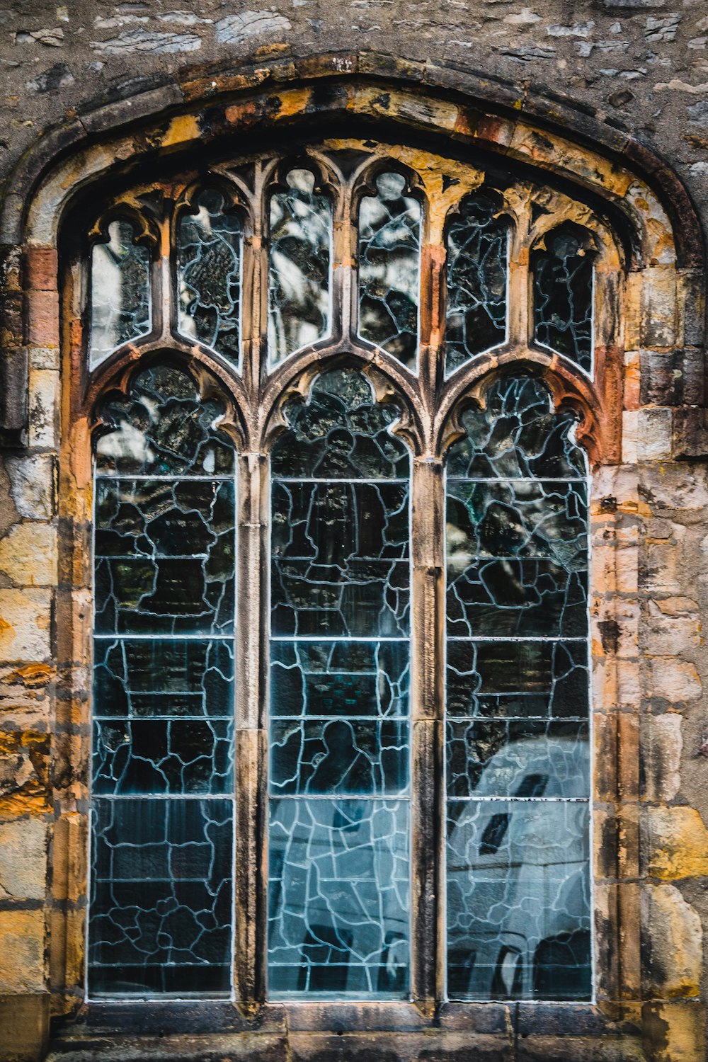 schwarzes Glasfenster mit Metallrahmen