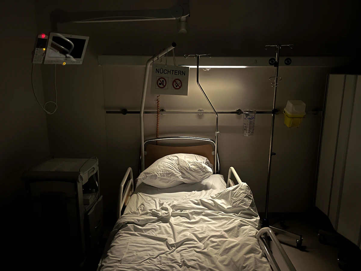 Ruang perawatan rumah sakit dengan tempat tidur dan monitor