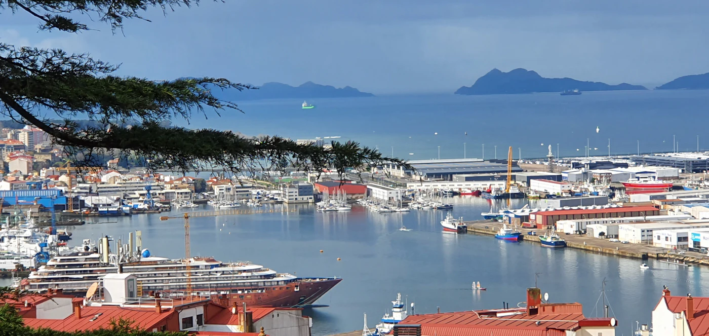 Haven van Vigo met cruiseschip, jachthaven en de Islas Cíes aan de horizon
