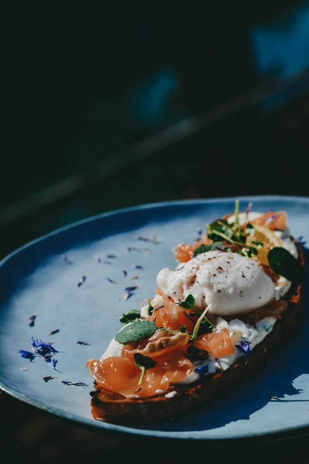 Assiette en céramique florale blanche et bleue