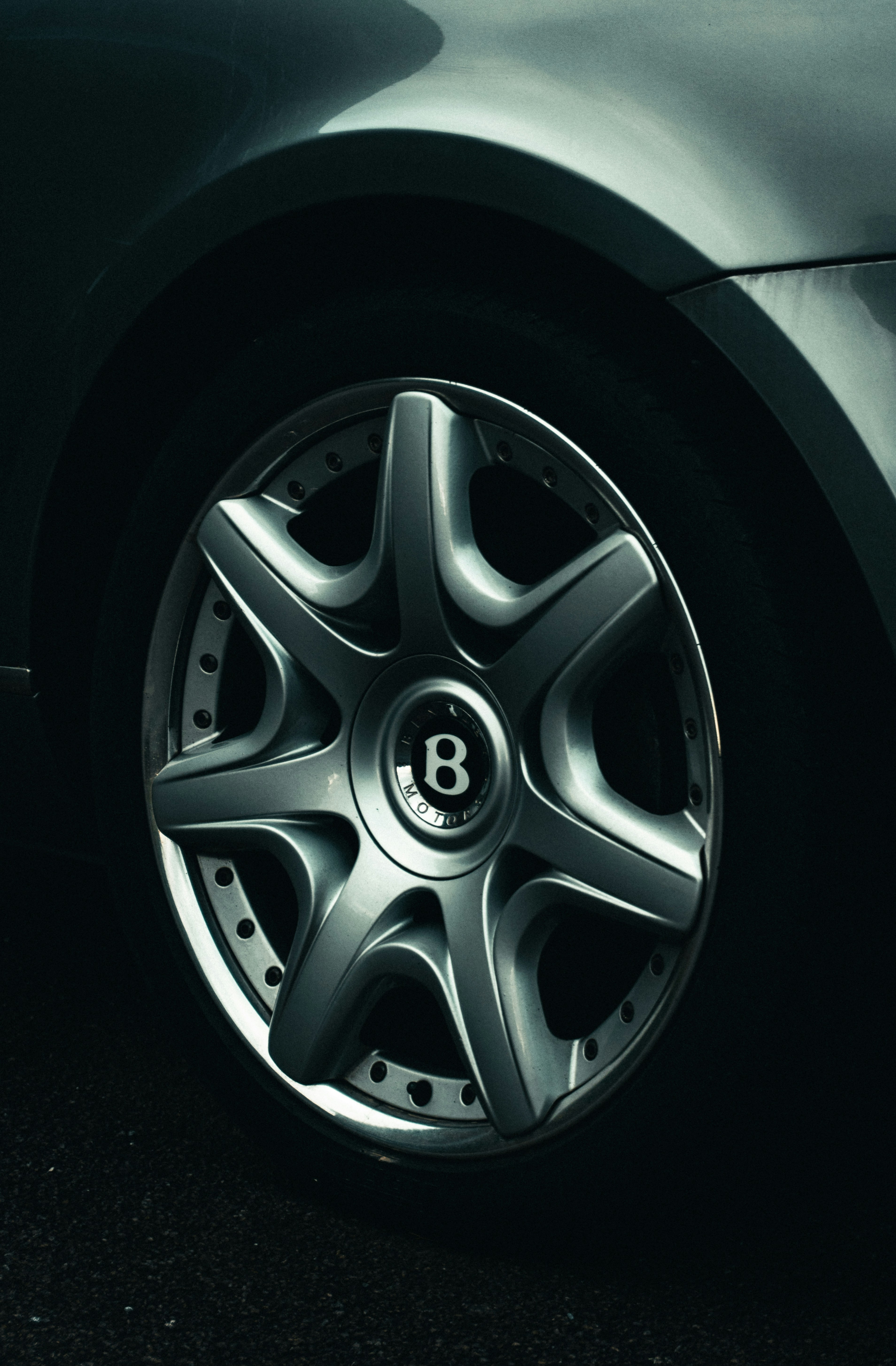 photo-1614106465603-d2f3fa5fb22a?ixid=M3wxMjA3fDB8MXxzZWFyY2h8MTV8fGNhciUyMHR5cmVzfGVufDB8fHx8MTc2MjY5MDQ5NHww\u0026ixlib=rb-4.1.0