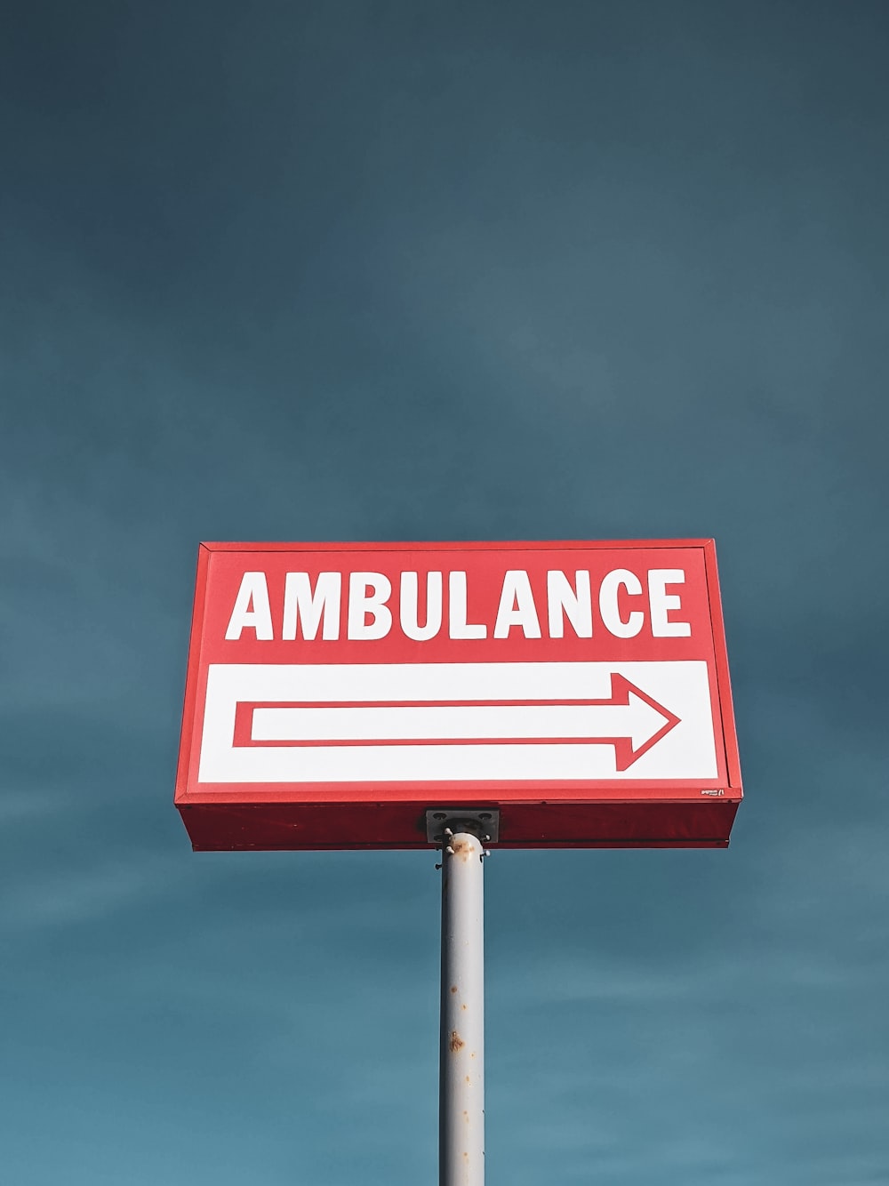 Un cartello rosso e bianco che dice ambulanza