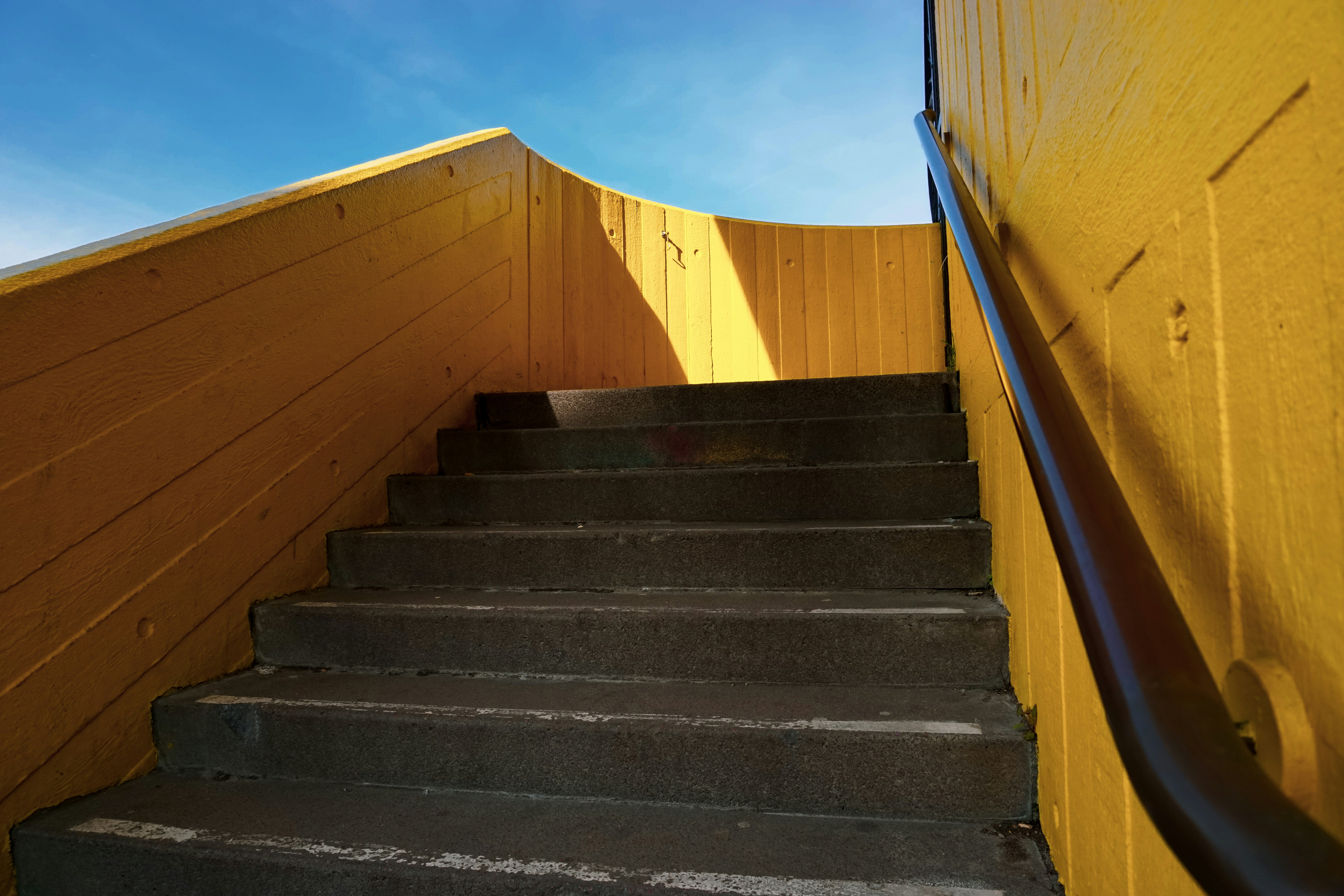 Escalier en bois marron sous le ciel bleu pendant la journée