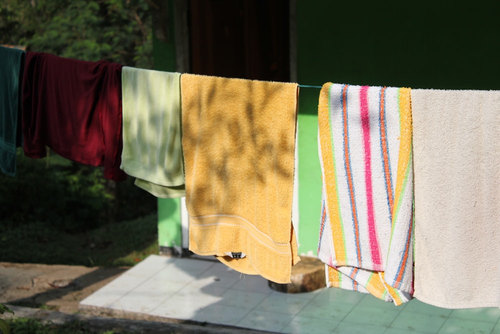 asciugamano giallo, rosa e verde
