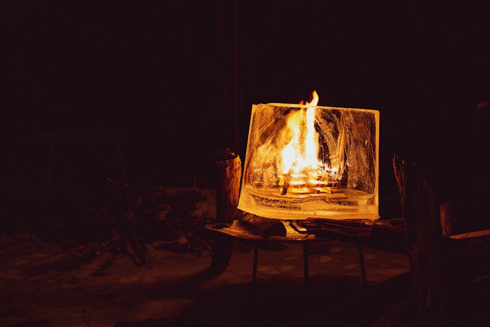 Fuego sobre mesa de madera marrón