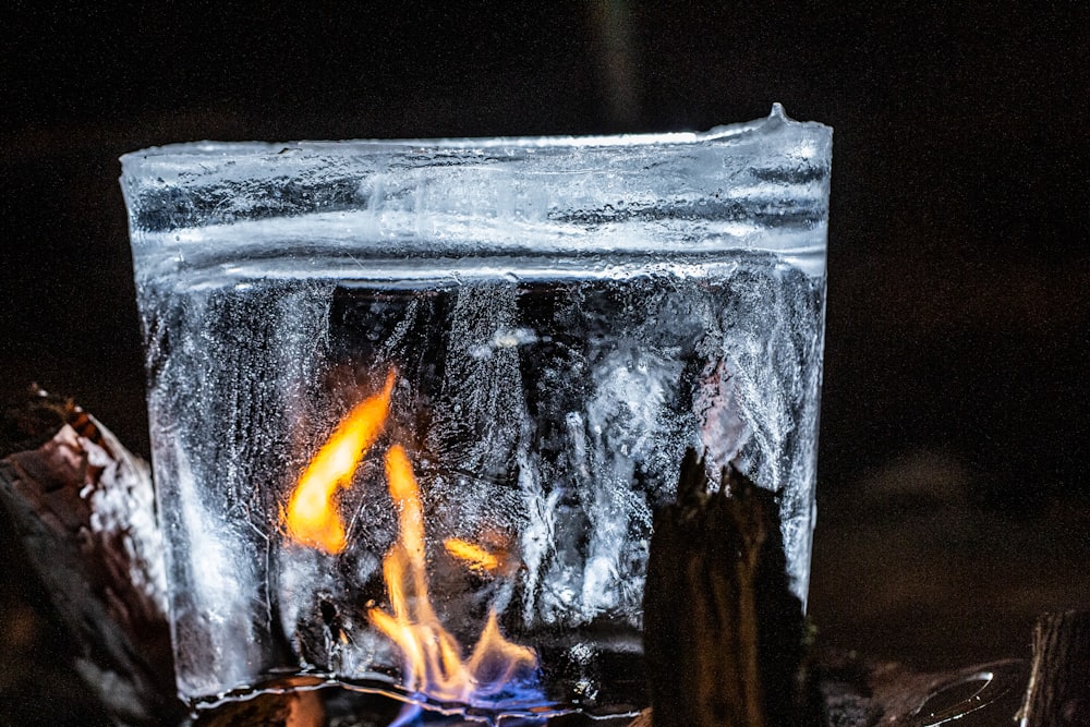 Feuer in durchsichtiger Plastikverpackung