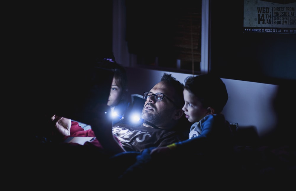 homme en chemise bleue couché sur le lit